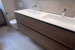 Erretre Ceramiche ristrutturazione bagno appartamento a Milano zona Piazzale Siena, mobile bagno con doppio lavandino e specchio rettangolare in vetro.