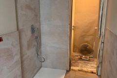 Erretre Ceramiche ristrutturazione bagno appartamento a Milano zona Piazzale Siena, box doccia e antibagno in fase di costruzione.
