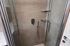 Erretre Ceramiche ristrutturazione bagno appartamento a Milano zona Piazzale Siena, box doccia nicchia a due ante battenti aperte con piatto doccia bianco.