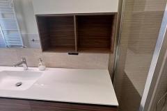 Erretre Ceramiche ristrutturazione bagno appartamento a Milano zona Piazzale Siena, dettagli mobile bagno in legno con finiture bianche.