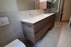 Erretre Ceramiche ristrutturazione bagno appartamento a Milano zona Piazzale Siena, panoramica bagno completo di: mobile per il bagno, water, bidet, box doccia in vetro.
