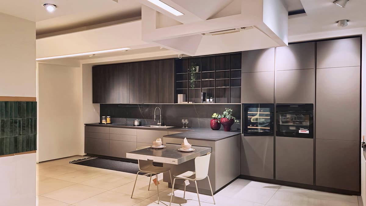 Cucina moderna Elmar Modello Slim, design minimalista grigio scuro con isola penisola e tavolino integrato.