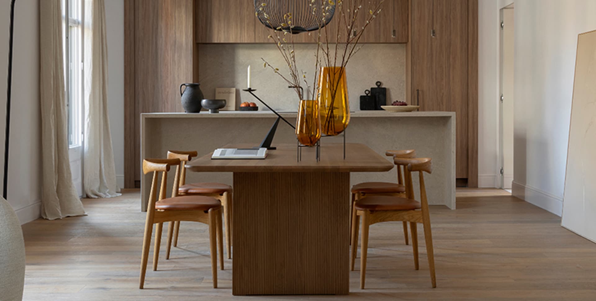 Salotto e cucina con finiture e pavimenti in legno realizzati da Labor Legno.