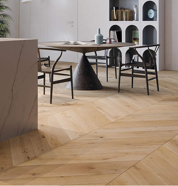 Sala da pranzo con pavimento da interni in legno con effetto dfisegno realizzato da Labor Legno.